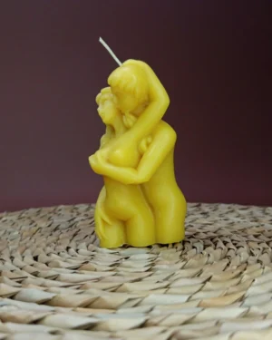 namiętna_para_intymna_zakochani_walentynkowa_świeca_pszczela_1 Pożądanie – Romantyczna Świeca z Wosku Pszczelego