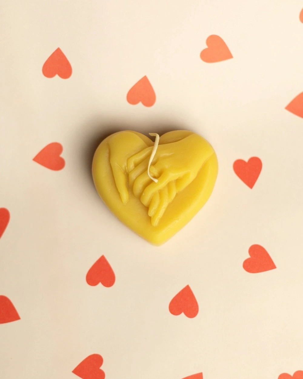 Serce Złączonych Rąk – Świeca Pszczela na Zaręczyny