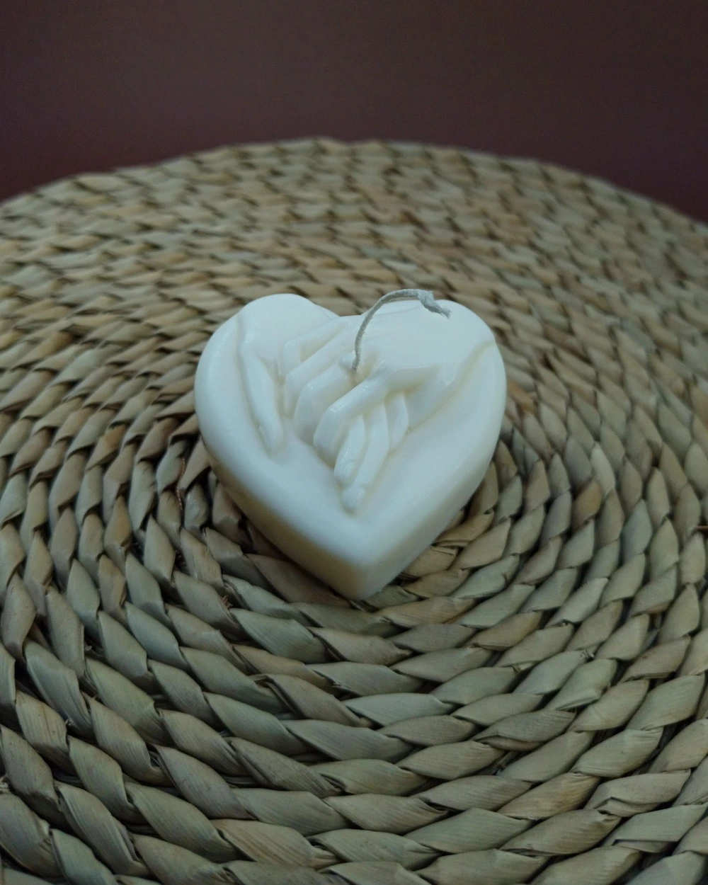 Serce – Splecione Dłonie - Świeca Sojowa na Zaręczyny - obrazek 3