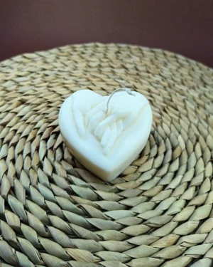 serce_ręce_oświadczyny_pierścionek_świeca_ozdobna_sojowa_walentynki_4 Serce – Splecione Dłonie - Świeca Sojowa na Zaręczyny