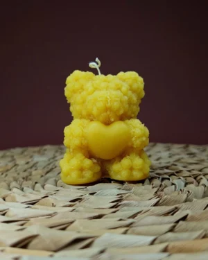 świeca_miś_róże_serce_misio_różany_z_serduszkiem_świeczka_ozdobna_pszczela_walentynki_1 Miodowy Miś z Sercem – Naturalna Świeczka Pszczela