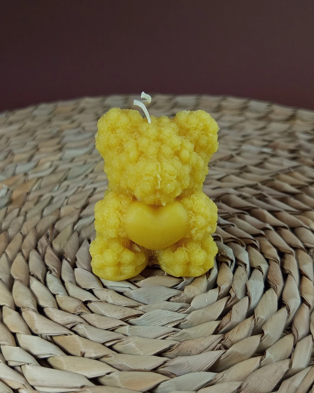 Miodowy Miś z Sercem – Naturalna Świeczka Pszczela - obrazek 2